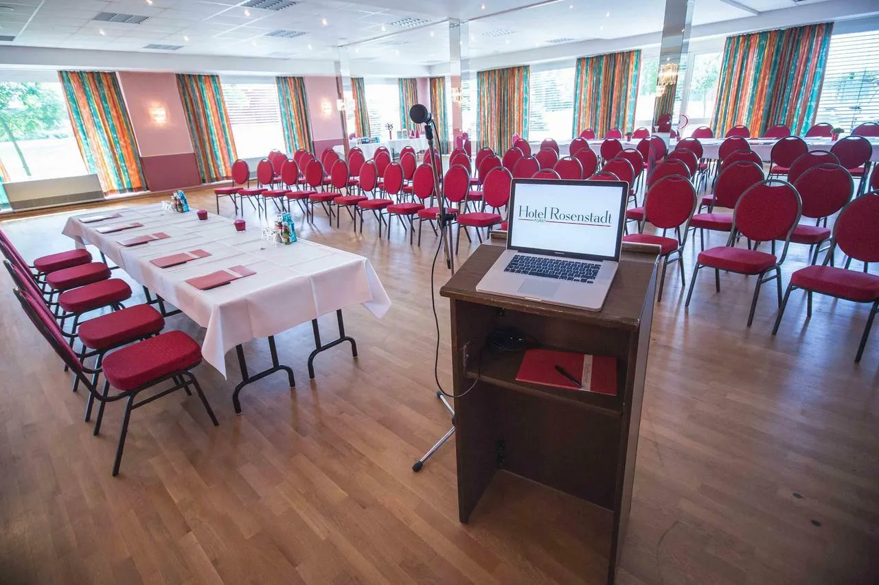 Festlich eingedeckter Saal im Stadtgespräch Rosenstadt